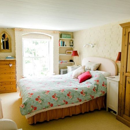 Cosy Cottage Ground Floor Bedroom Ensuite With Private Entrance ชิชิสเตอร์ ภายนอก รูปภาพ