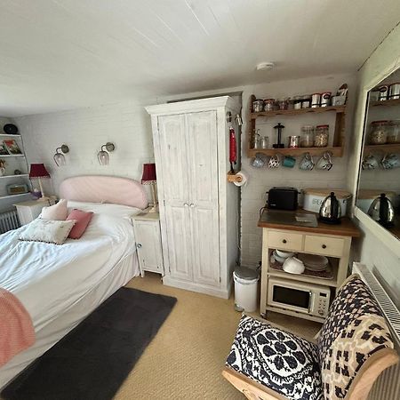 Cosy Cottage Ground Floor Bedroom Ensuite With Private Entrance ชิชิสเตอร์ ภายนอก รูปภาพ