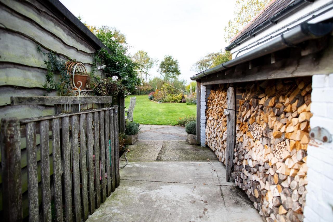 Cosy Cottage Ground Floor Bedroom Ensuite With Private Entrance ชิชิสเตอร์ ภายนอก รูปภาพ