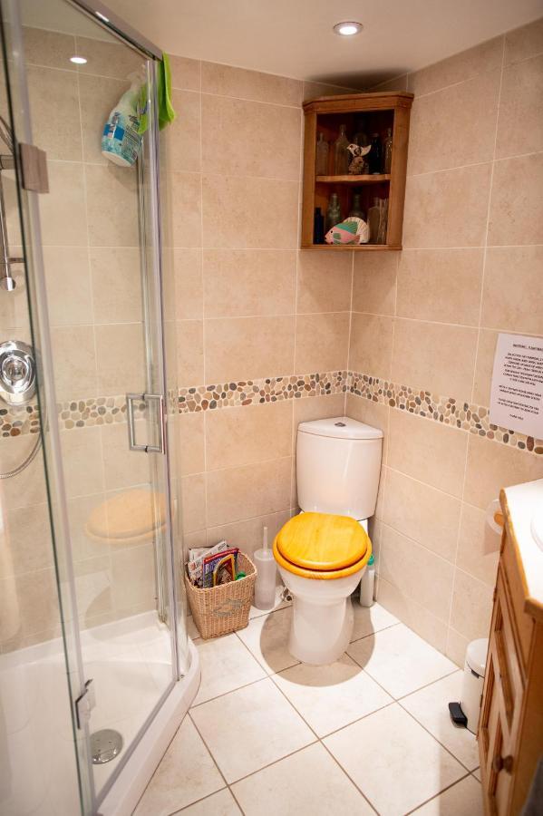 Cosy Cottage Ground Floor Bedroom Ensuite With Private Entrance ชิชิสเตอร์ ภายนอก รูปภาพ