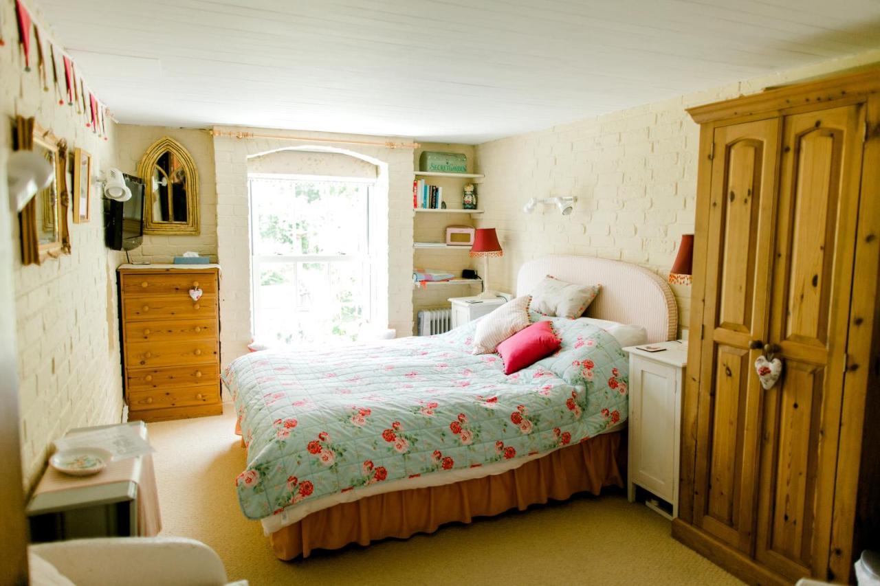 Cosy Cottage Ground Floor Bedroom Ensuite With Private Entrance ชิชิสเตอร์ ภายนอก รูปภาพ