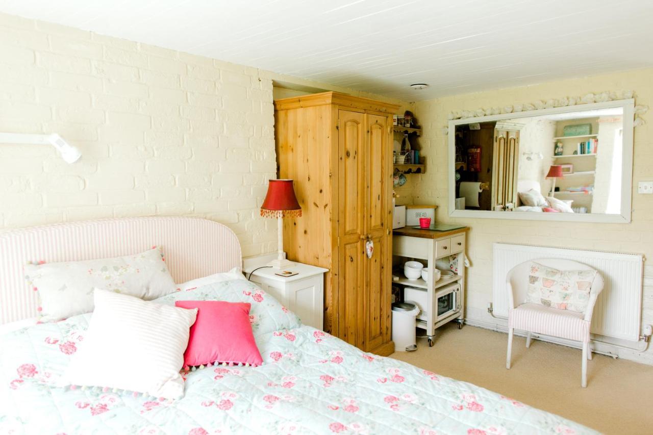 Cosy Cottage Ground Floor Bedroom Ensuite With Private Entrance ชิชิสเตอร์ ภายนอก รูปภาพ