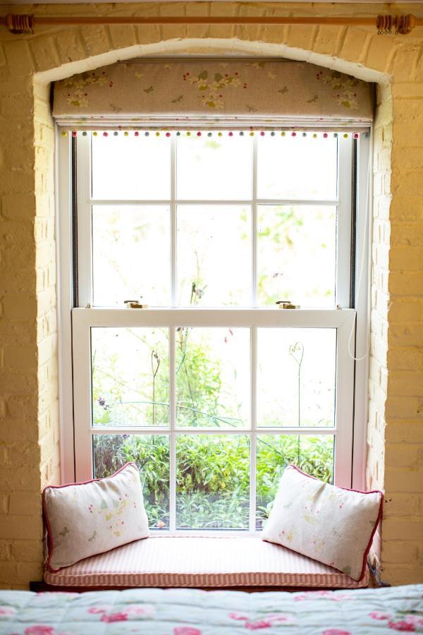 Cosy Cottage Ground Floor Bedroom Ensuite With Private Entrance ชิชิสเตอร์ ภายนอก รูปภาพ