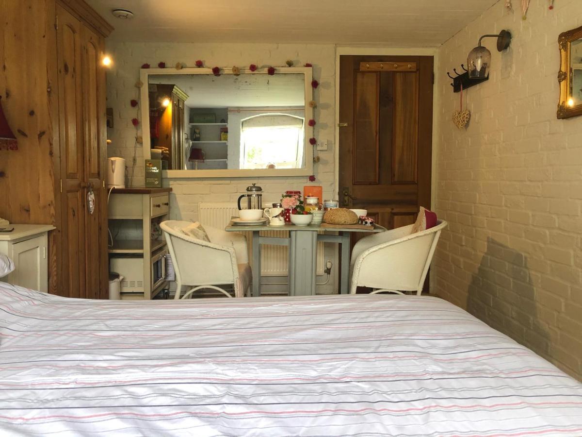 Cosy Cottage Ground Floor Bedroom Ensuite With Private Entrance ชิชิสเตอร์ ภายนอก รูปภาพ