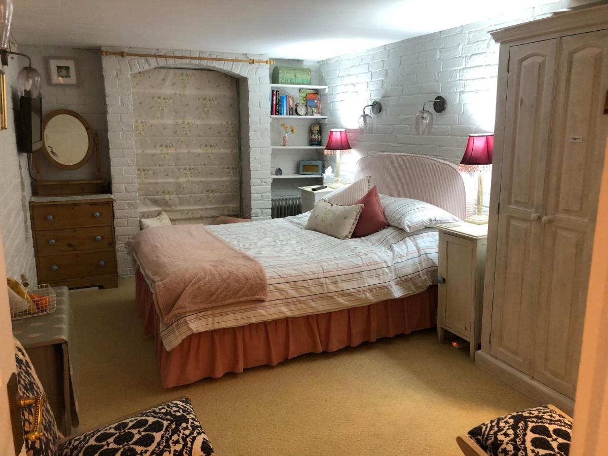 Cosy Cottage Ground Floor Bedroom Ensuite With Private Entrance ชิชิสเตอร์ ภายนอก รูปภาพ