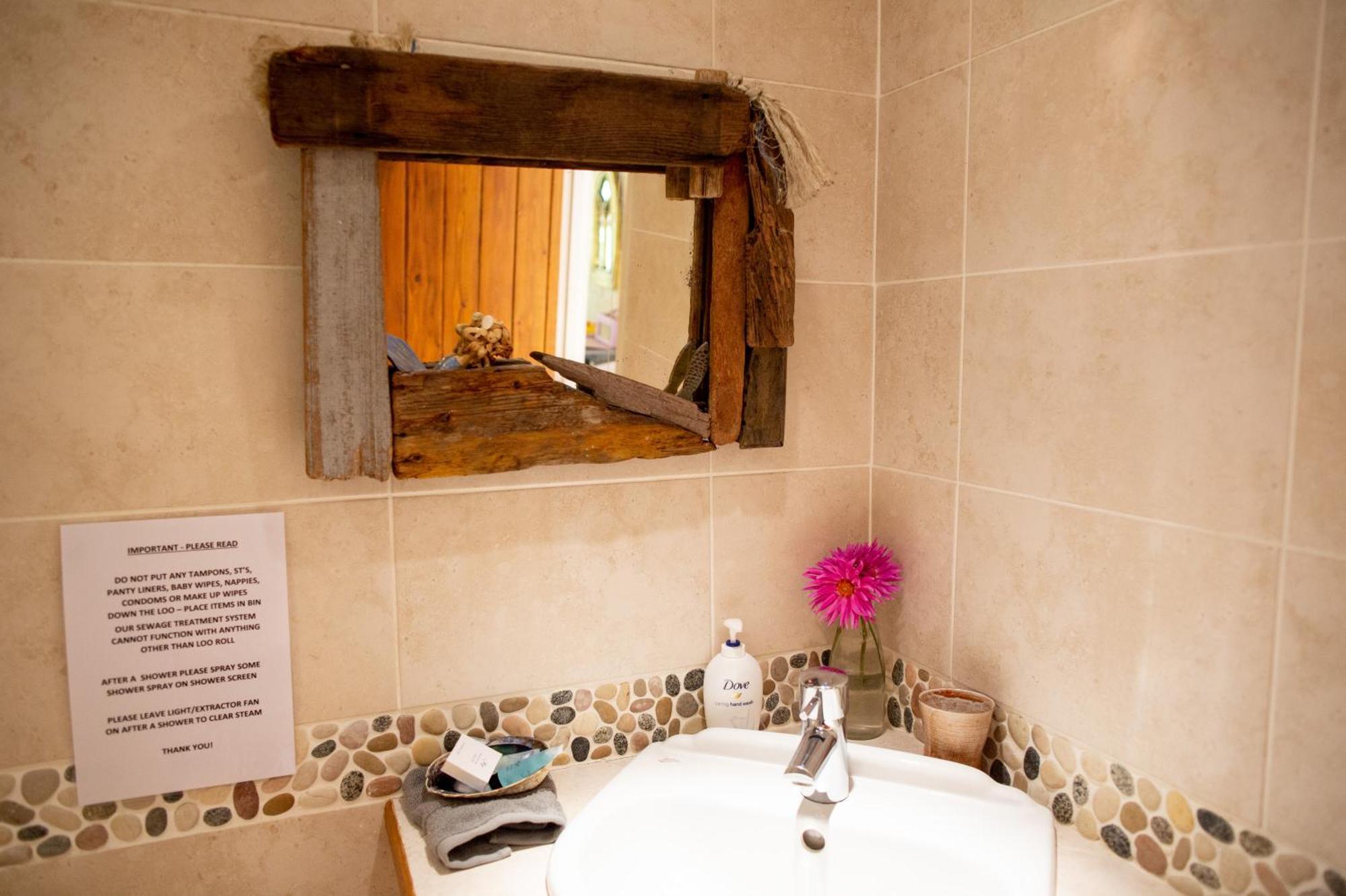 Cosy Cottage Ground Floor Bedroom Ensuite With Private Entrance ชิชิสเตอร์ ภายนอก รูปภาพ