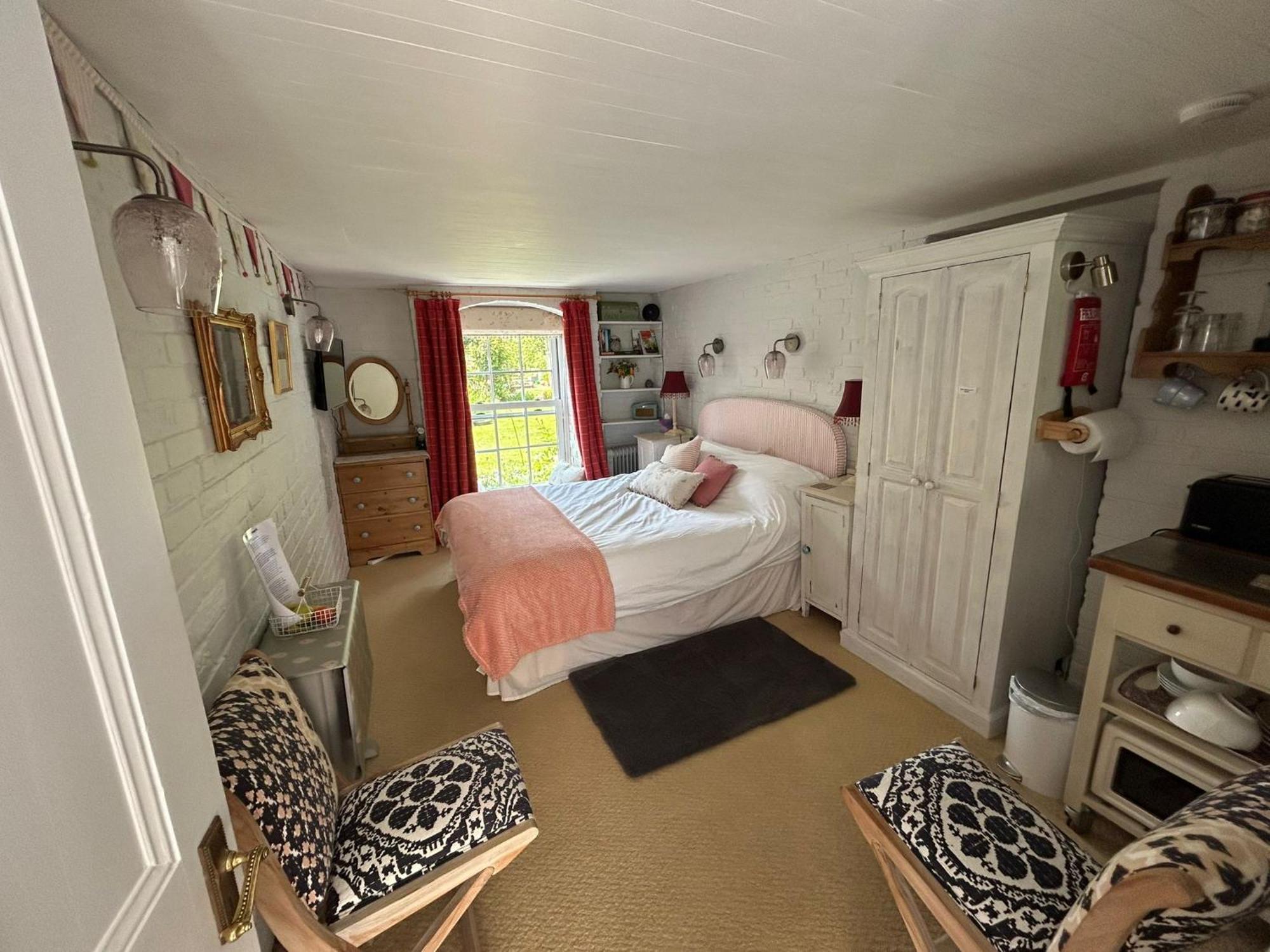 Cosy Cottage Ground Floor Bedroom Ensuite With Private Entrance ชิชิสเตอร์ ภายนอก รูปภาพ
